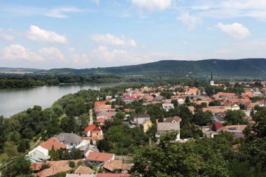 Esztergom, Macaristan. Tuna Nehri ve Slovakya 'dan küçük bir kısım.