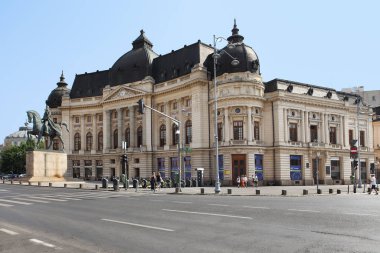 BUCHAREST, ROMANIA - 24 Haziran 2023: Revolutiei Meydanı 'nda (Piata Revolutiei) Kral I. Carol' un binicilik anıtı ile Merkez Üniversitesi Kütüphanesi (Calea Victoriei)