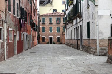 Venedik, İtalya - 26 Nisan 2019 Venedik 'in Yahudi gettosunda bir ara sokak. 