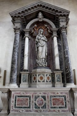 VENICE, ITALY - 26 Nisan 2019: Madonna dell 'Orto, Venedik - Nave' in sağ tarafı- Masum kavram sunağı 1593
