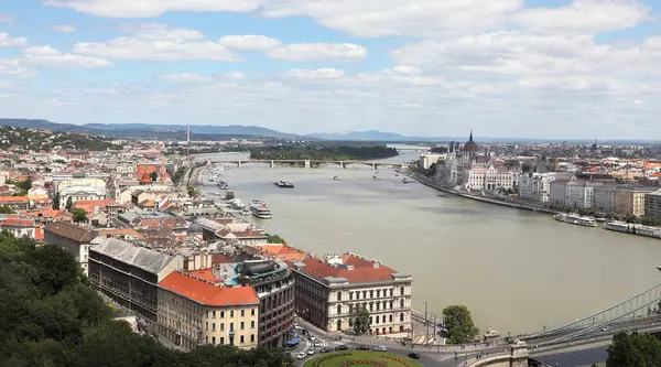 Budapeşte, Macaristan - 1 Temmuz 2018: Budapeşte Havacılık Manzarası, Macaristan. Yukarıdan harika Budapeşte Manzarası.