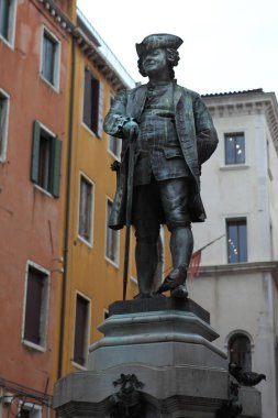 VENICE, İtalya - 26 Nisan 2019: İtalyan oyun yazarı ve söz yazarı Carlo Goldoni 'nin tarihi Venedik şehrinde bulunan heykeli.