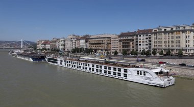 BUDAPEST, HUNGARY - 30 HAZİRAN 2018: seyir gemisi terminali. Buda ve Pest 'i Tuna Nehri' ne bağlayan Özgürlük Köprüsü 'nden görüntü.