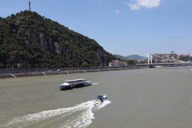 BUDAPEST, HUNGARY - 30 Haziran 2018: Buda ve Pest 'i Tuna Nehri üzerinden bağlayan Özgürlük Köprüsü' nden görüntü.