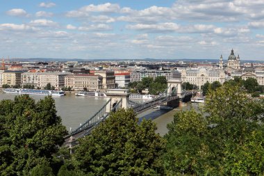 Budapeşte, Macaristan - 1 Temmuz 2018: Balıkçı Kalesi 'nden harika bir Budapeşte manzarası.