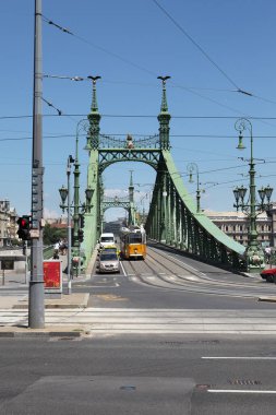 Budapeşte, Macaristan - 30 Haziran 2018: Yeşil Özgürlük Köprüsü, Tuna Nehri üzerinden Buda ve Pest 'i birbirine bağlıyor.