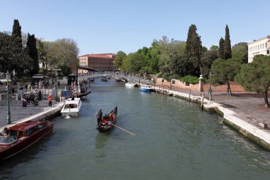 VENICE, İtalya - 26 Nisan 2019: Santa Lucia istasyonu ve Piazzale Roma yakınlarındaki tekne ve köprüleri olan Venedik Kanalları.