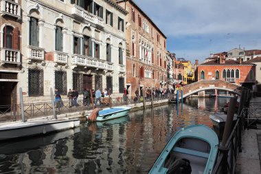 Venedik, İtalya - 26 Nisan 2019 Venedik 'teki renkli tarihi binalar arasında dar bir kanal görülebilir.