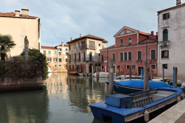 VENICE, İtalya - 26 Nisan 2019: Venedik, İtalya 'da turist kalabalığından uzakta keşfedilecek çok sayıda güzel mahalle var.