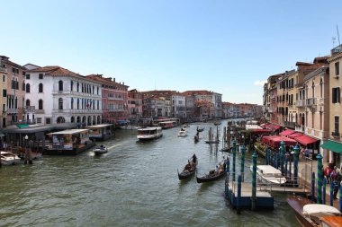 VENICE, İtalya - 27 Nisan 2019: Büyük Kanal, Venedik 'te büyük bir su yoludur Vaporetto, su taksileri ve gondollar tarafından kullanılır..