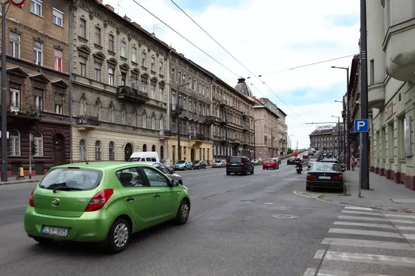 Budapeşte, Macaristan - 4 Temmuz 2018: Budapeşte 'nin işlek caddesi 