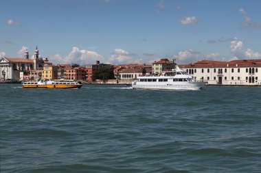 Venedik, İtalya - 27 Nisan 2019: Venedik 'in çeşitli tekne ve su otobüsleriyle denize açılan manzarası.