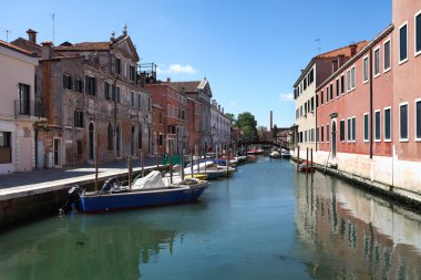 Venedik, İtalya - 27 Nisan 2019: Venedik, turist kalabalığından uzakta, keşfedecek daha az insan bulunan birçok çarpıcı mahalle sunuyor..