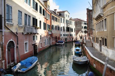 Venedik, İtalya - 26 Nisan 2019: Venedik turist kalabalığından uzakta, keşfedecek daha az sayıda insanın olduğu birçok çarpıcı mahalle sunuyor.