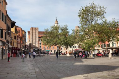 Venedik, İtalya - 26 Nisan 2019: Venedik, İtalya - 26 Nisan 2019: Campo Santa Margherita, İtalya 'nın Venedik bölgesinin Dorsoduro bölgesinde yer alan bir meydan.