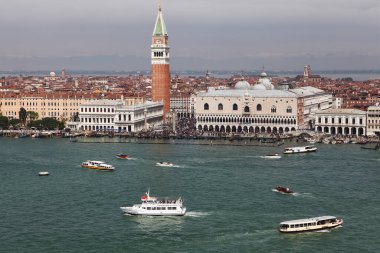 Venedik, İtalya - 30 Nisan 2019: Venedik 'teki St. Mark Meydanı Büyük Kanal boyunca binlerce turistin dolaştığı bir manzara.