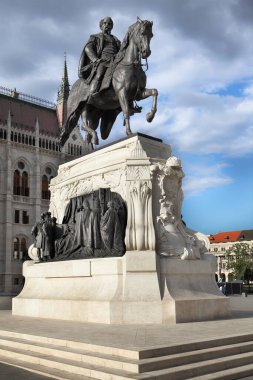 BUDAPEST, HUNGARY - 25 Haziran 2018: Parlamento Meydanı 'nda Kont Gyula Andrssy' nin bronz binicilik heykeli, 