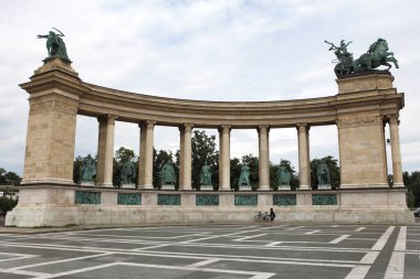 BUDAPEST, HUNGARY - 27 Haziran 2018: Macar Yedi Şefi Heykeli ve Heroes Meydanı 'ndaki diğer önemli ulusal liderler. Kahramanlar Meydanı Budapeşte, Macaristan 'ın en büyük meydanlarından biridir..