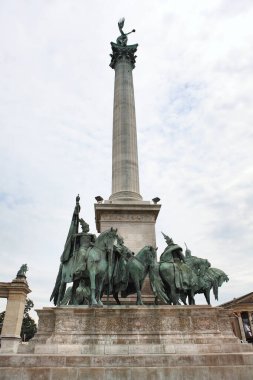 BUDAPEST, HUNGARY - 27 Haziran 2018: Macaristan 'ın Budapeşte Meydanı' ndaki Milenyum Anıtı 'nın Efsanevi Macar Şefleri, heykel grubu