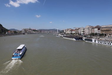 BUDAPEST, HUNGARY - 30 Haziran 2018: Buda ve Pest 'i Tuna Nehri üzerinden bağlayan Özgürlük Köprüsü' nden görüntü.