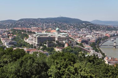 BUDAPEST, HUNGARY - 30 Haziran 2018 Buda Kalesi Manzarası Macar krallarının tarihi kalesi ve saray kompleksi..