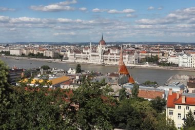 Budapeşte, Macaristan - 1 Temmuz 2018: Macaristan Parlamento Binası 'na Balıkçı Kalesi' nden bakın. Budapeşte, Macaristan