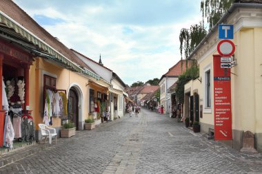 SZENTENDRE, HUNGARY - 29 Haziran 2018 Szentendre 'deki bir kaldırım taşı caddesi. Szentendre, Macaristan 'ın başkenti Budapeşte yakınlarındaki Tuna nehrinin kıyısında küçük, huzurlu bir kasabadır..
