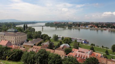 ESZTERGOM, HUNGARY - 29 Haziran 2018: Tuna Nehri Esztergom 'daki Macar tarafından görüldüğü üzere Macaristan ile Slovakya arasındaki sınırı oluşturur. Maria Valeria Köprüsü iki ülkeyi birbirine bağlıyor.