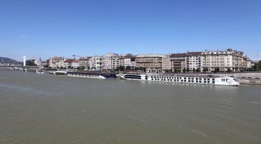 BUDAPEST, HUNGARY - 30 HAZİRAN 2018: seyir gemisi terminali. Buda ve Pest 'i Tuna Nehri' ne bağlayan Özgürlük Köprüsü 'nden görüntü.