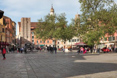 Venedik, İtalya - 26 Nisan 2019: Venedik, İtalya - 26 Nisan 2019: Campo Santa Margherita, İtalya 'nın Venedik bölgesinin Dorsoduro bölgesinde yer alan bir meydan.