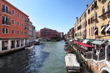 Venedik, İtalya - 27 Nisan 2019: Venedik turist kalabalığından uzakta, keşfedecek daha az sayıda insanın olduğu birçok çarpıcı mahalle sunuyor.