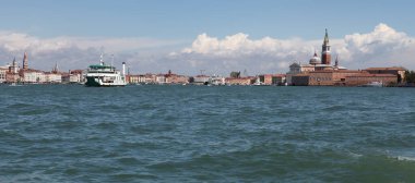 Venedik, İtalya - 27 Nisan 2019: Büyük Kanal boyunca deniz manzarası.