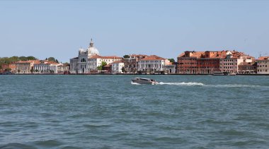 Venedik, İtalya - Mayıs 2019: Venedik 'teki Giudecca adasındaki Fondamenta gezinti alanı boyunca Santa Maria della Presentazione Kilisesi manzarası 