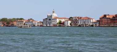 Venedik, İtalya - 01 Mayıs 2019: San Giorgio Maggiore Benedictine Kilisesi Giudecca adasındaki Fondamenta gezinti alanı boyunca yer almaktadır..