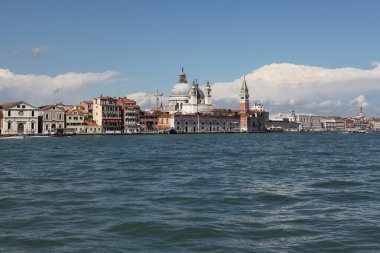 Venedik, İtalya - 27 Nisan 2019: Venedik 'in ikonik manzarası, sanat detayları ve su otobüsünden görülebilen mimari harikaları (Vaporetto).