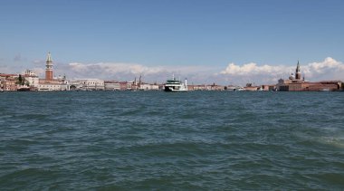 Venedik, İtalya - 27 Nisan 2019: Büyük Kanal boyunca deniz manzarası.