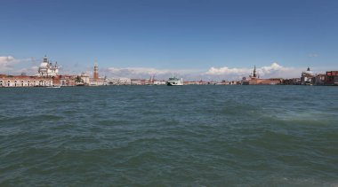 Venedik, İtalya - 27 Nisan 2019: Büyük Kanal boyunca deniz manzarası.