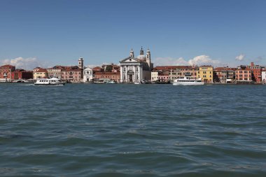 Venedik, İtalya - 27 Nisan 2019: Venedik lagününden St. Mark 's Campanile' den geçen farklı tekne ve gemiler.