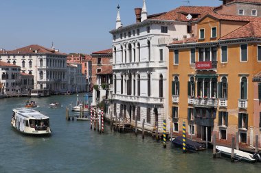 Venedik, İtalya - 01 Mayıs 2019: Büyük Kanal (Canal Grande) Venedik 'in ana trafik koridorlarından biridir..