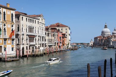 Venedik, İtalya - 01 Mayıs 2019: Büyük Kanal (Canal Grande) Venedik 'in ana trafik koridorlarından biridir..