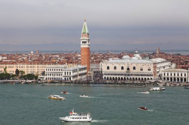 Venedik, İtalya - 30 Nisan 2019: Venedik 'teki St. Mark Meydanı Büyük Kanal boyunca binlerce turistin dolaştığı bir manzara.