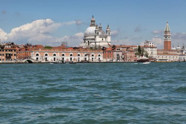 Venedik, İtalya - 27 Nisan 2019: Büyük Kanal boyunca deniz manzarası.