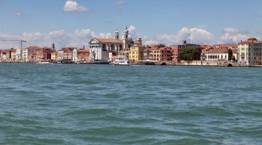 Venedik, İtalya - 27 Nisan 2019: Büyük Kanal boyunca deniz manzarası.