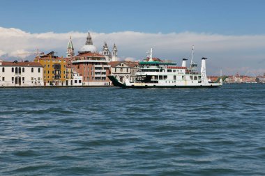 Venedik, İtalya - 27 Nisan 2019 Venedik 'teki St. Mark' s Campanile yakınlarında büyük bir gemi yüzüyor..