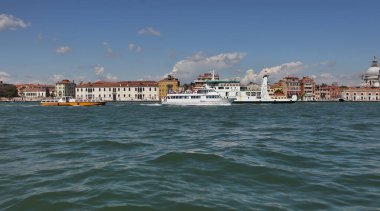 Venedik, İtalya - 27 Nisan 2019: Venedik 'in çeşitli gemi ve su otobüsleriyle denize açılan manzarası.