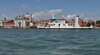 Venedik, İtalya - 27 Nisan 2019 Venedik 'in pitoresk mimarisini geçen Büyük Kanal boyunca büyük bir gemi.