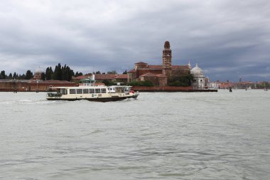 Venedik, İtalya - 28 Nisan 2019 - San Pietro Martire (Aziz Peter Martyr) ve çan kulesi Venedik yakınlarındaki Murano adasında yer alan bir Roma Katolik kilisesidir..