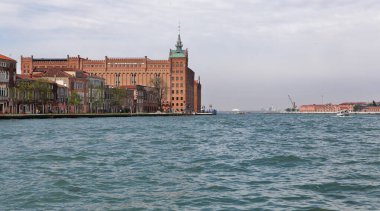 Venedik, İtalya - 30 Nisan 2019 - Hilton Molino Stucky Giudecca adasında bulunan bir oteldir. Bina aslında bir un değirmeniydi, ama bir otele dönüştürüldü..