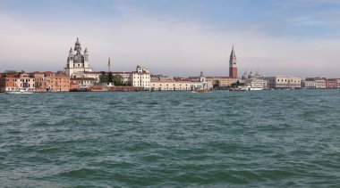 Venedik, İtalya - 30 Nisan 2019: Venedik 'in ikonik manzarası, sanat detayları ve su otobüsünden görülebilen mimari harikaları (Vaporetto).