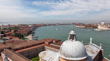 Venedik, İtalya - 30 Nisan 2019: Venedik 'in San Giorgio Maggiore Adası Campanile Kulesi' nden Üst Panoramik Manzarası .